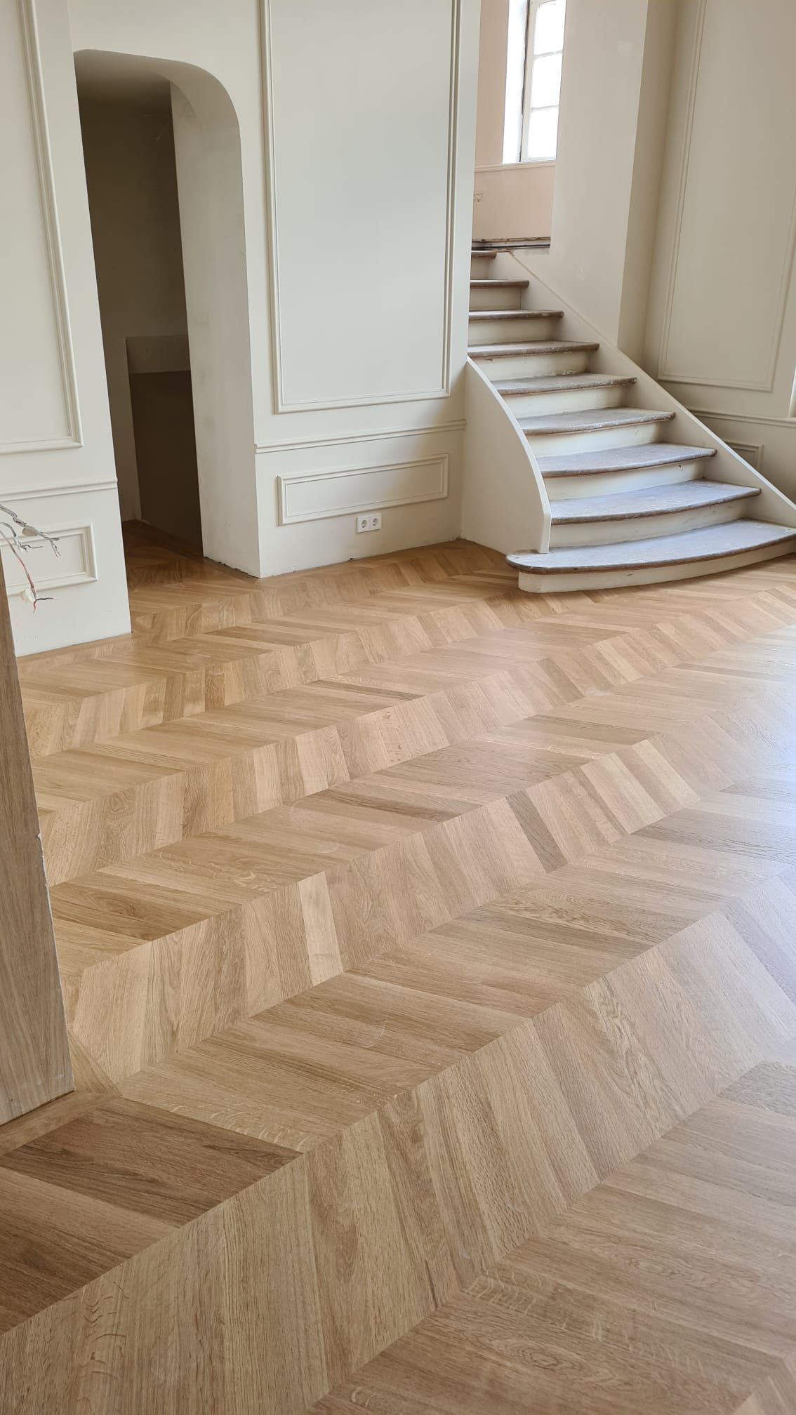 Hongaarse punt eiken parketvloer in een klassiek interieur met trap